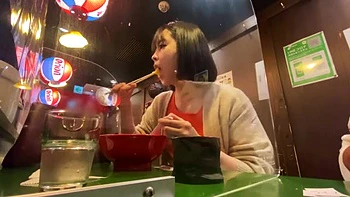 ムッチリボディの美人妻が美乳舐められパイパンを手マンされて快楽に浸る