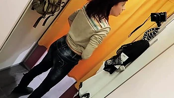 masturbation orgasmique dans une cabine d essayage