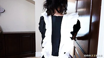 Blowjob sex with glamorous Yhivi and Liz Jordan from Brazzers Exxtra