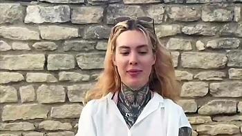 Emma, 21, is getting into pure exhibitionism! - Jacquie et Michel TV