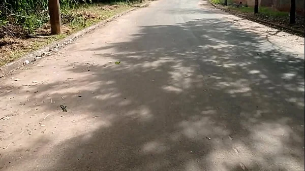 Raquel sem máscara pagando boquete para desconhecido no meio da rua durante o dia