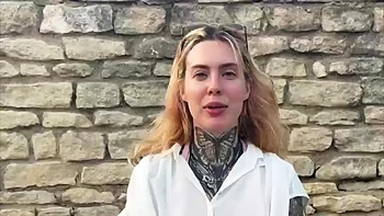 Emma, 21, is getting into pure exhibitionism! - Jacquie et Michel TV