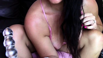 Morena gostosa no webcam fode brinquedos e fala putaria