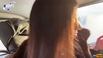 Шлюха на улице принимает огромный залп спермы за деньги