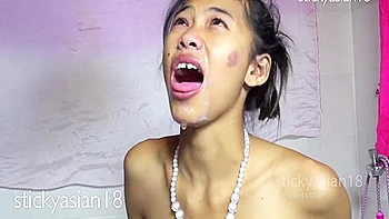 Delgadas asiáticas tailandesas con la cara llena de semen