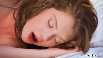 Elena Koshka mueve su culo grande en baile de booty teen