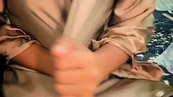 Горячая жена из Кералы раздевается и трогает киску