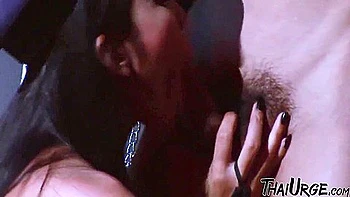 Mestre asiática domina seus escravos depilados