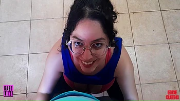 Segui ele até em casa para cheirar e lamber seu pau com Eddie Queens