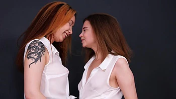 Zwei 18-Jährige Teens ficken hart im Dreier mit Tattoos