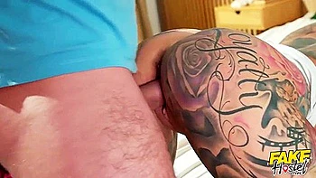 Demi-sœurs Roxi et Aaliyah baisées en trio amateur