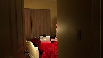 Grosse poitrine en solo avec jouets et tétons excitants