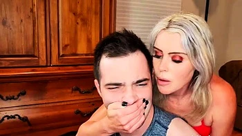 Дебют Коди с большим членом, фетиш на ноги и кончают