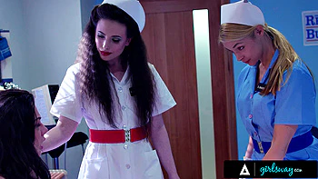 Verletzliche Whitney Wright wird von Krankenschwestern öffentlich geleckt