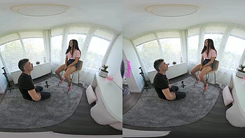 Маленькая русская брюнетка 19 лет сосёт и скачет