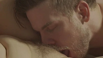 Jay Taylor curvy se lame la apretada pussy