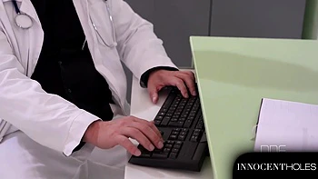 Enfermeira Anna Polina fodida com peitos grandes e bunda apertada