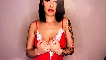 Brunette tetona Layla Rose se masturba con dildo