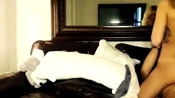 Blondes Paar fickt hart vor der Webcam