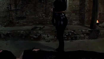 Blonde femdom momifiée attachée au chevalet