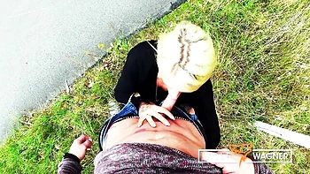 Harleen fickt und bläst öffentlich im Park