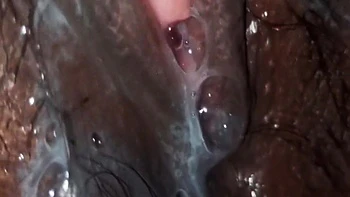 Elle Mouille Sa Chatte Devant Son Mari