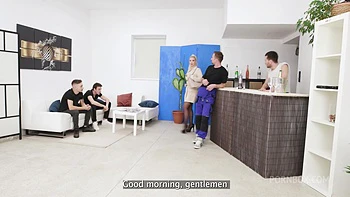 Блондинка милфа в групповом: анал, двойное проникновение, глотает