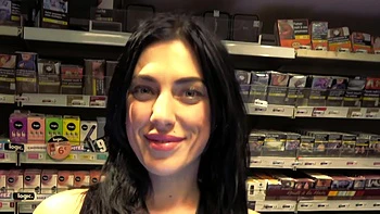 Милфа Пэм в белье гуляет по Ардешу