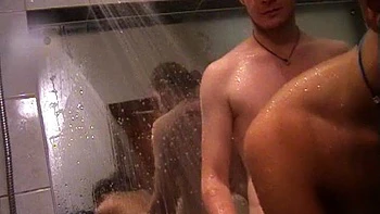 Pareja amateur follando a lo bestia en la ducha a cuatro