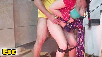 Деси тётя с большими натуральными сиськами трахает по-собачьи - жёсткий домашний MILF