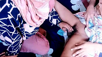 Madrasta asiática fode duro filho adolescente em doggy POV