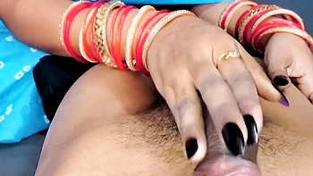 Indische Bhabhi fickt hart anal im Doggy mit dreckigem Hindi-Gequatsche