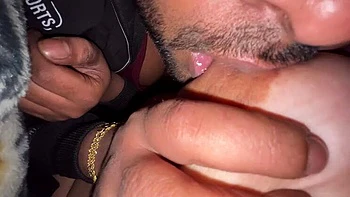 Tante Desi fait une branlette tremblante au lit avec gros seins