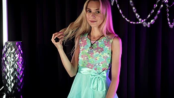 Delgada rubia teen Chanel Shortcake cabalga el coño con pasión