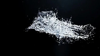 Tschechische lesbische Teens pinkeln und tätowierte Brünette Spaß