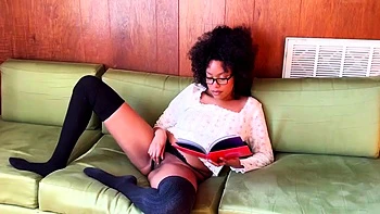 Große Titten Brünette Jami saugt und leckt in Strümpfen