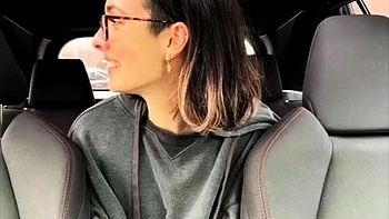 Brune qui jouit en solo sur webcam