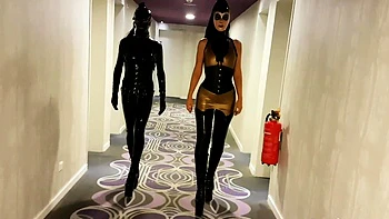 Брюнетка в латексе дрочит киску в соло