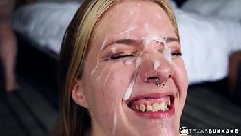 Kleine Blondine wird mit Bukkake überschüttet