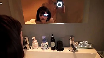 Adolescente asiática peitinho pequeno fode a pussy até gozar