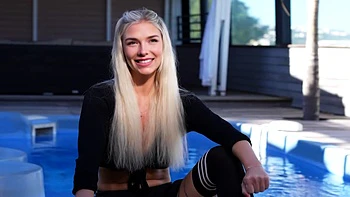 Aeryn, 28, bets on two stallions... - Jacquie et Michel TV