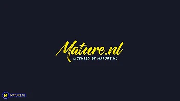 Пышная немка Элке С. дико мастурбирует в чулках