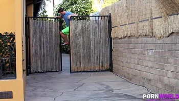 Ele lambe o cu dela e fode seus peitos grandes de salto