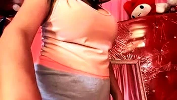 Asiatique amateur aux gros seins en lingerie