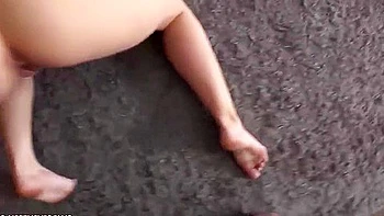 Rothaarige Ehefrau bekommt doppelte Penetration und Footjob öffentlich