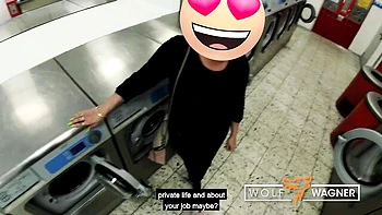 La milf allemande salope Priscilla baise en pipe POV en public