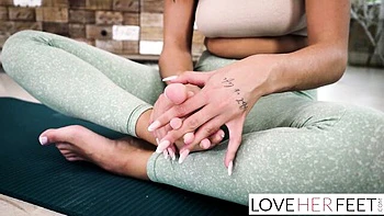 Sexy Lexy worships feet with kinky footjob