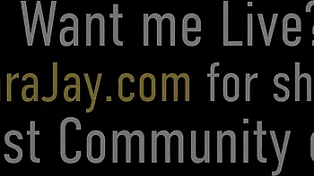 Sara Jay lèche chatte et gros cul de blonde