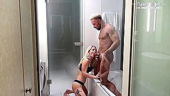 Блондинка в кружевном белье трахается миссионером