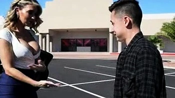 Je baise la maman blonde sexy de mon pote